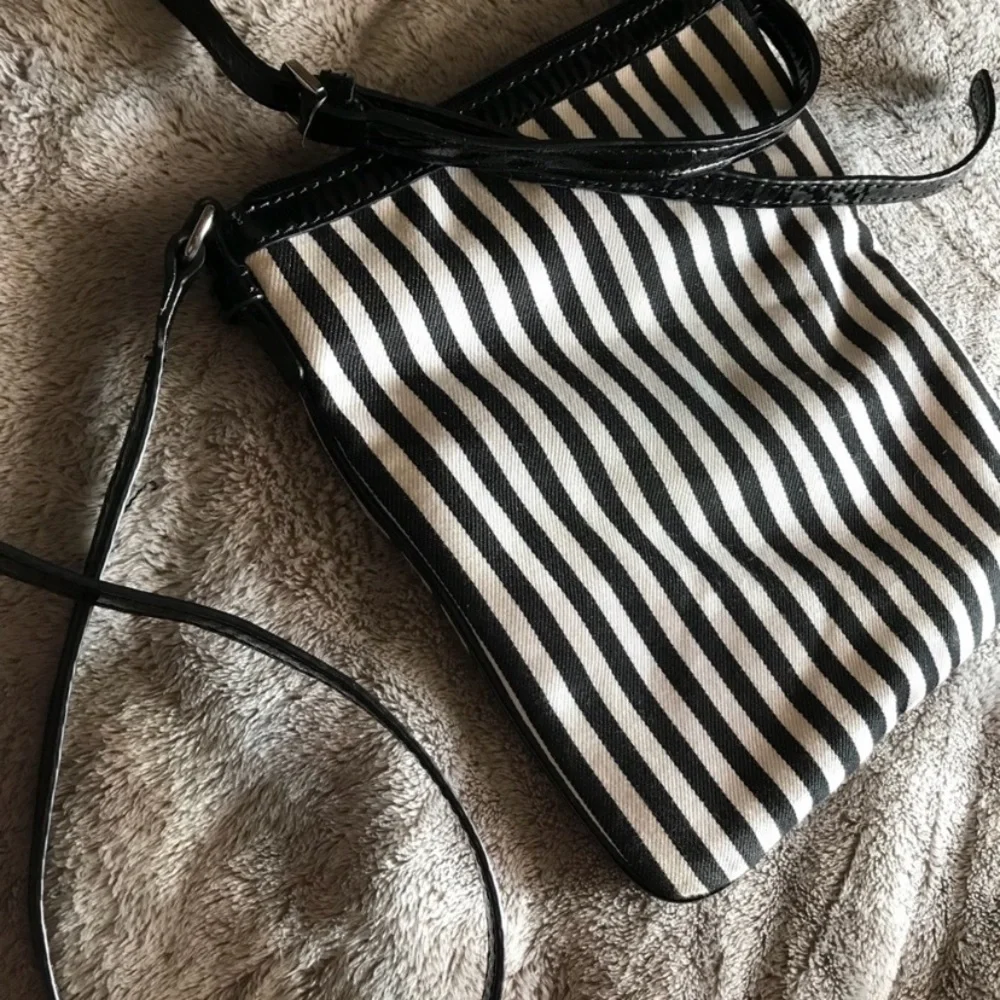 Original GUESS crossbody EUC - Picture 2 of 4